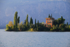 Insel Garda mit Villa im Gardasee