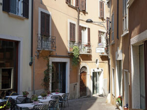 Cafe in historischer Altstadt von Desenzano del Garda