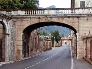 Die Gardesana verbindet Tremosine mit den Städten am Gardasee