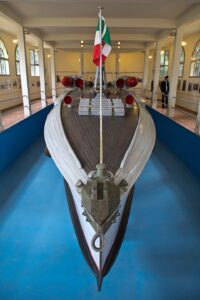 Historisches Motorboot MAS 96 im Vittoriale, Archivaufnahme von 2013